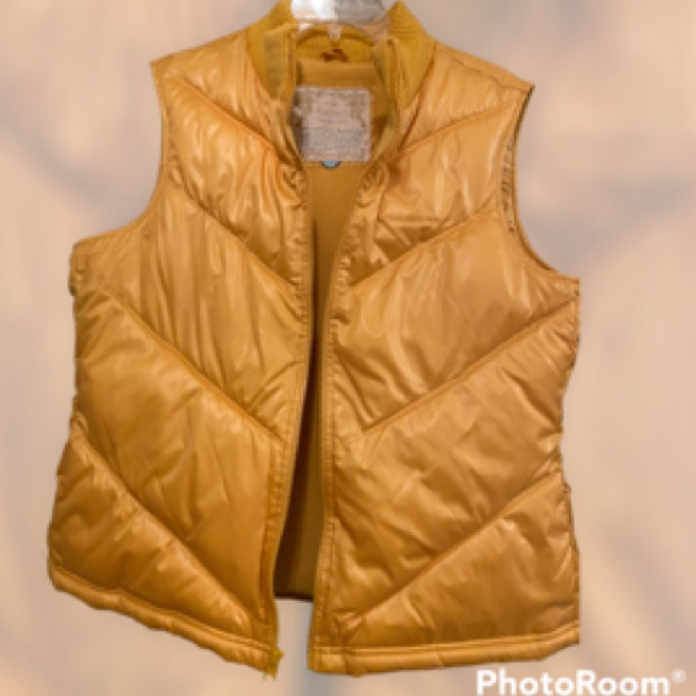 J.NNA Snap and Zipper Shiny Metallic Puffer Vest